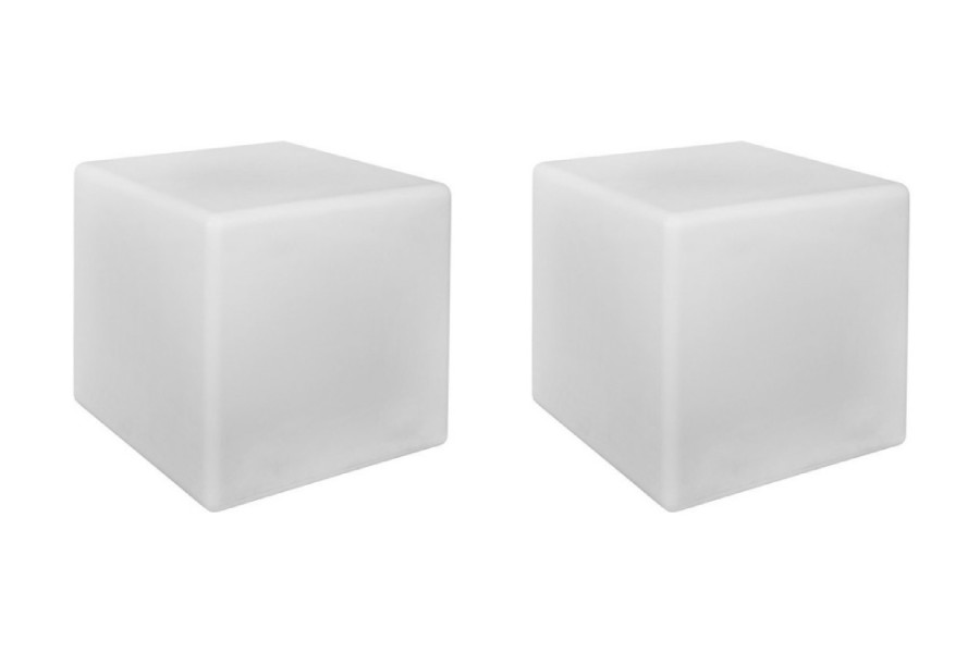 На изображении показаны два визуально абсолютно идентичных куба